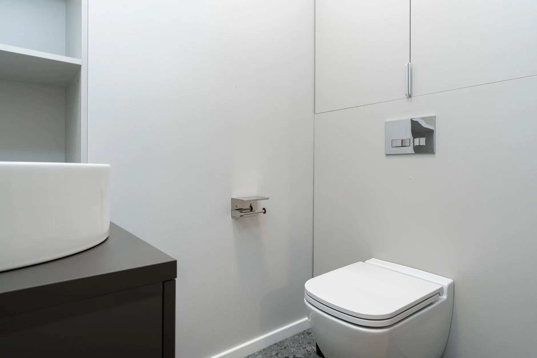 Pieni remontoitu erillinen WC vaaleilla laatoilla